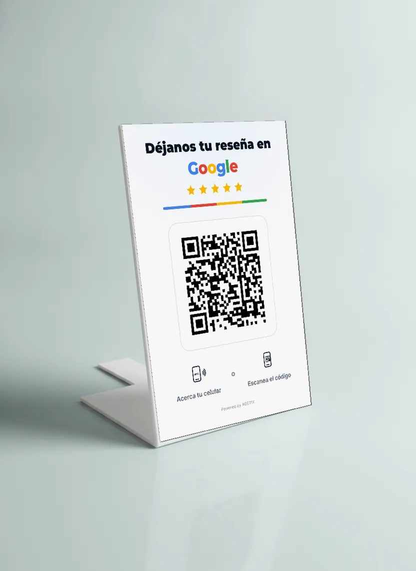 Stand blanco de reseñas de Google de AGETIX visto de tres cuartos, con su pata en L que sale hacia atrás